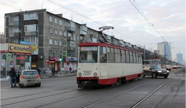 В центре Челябинска трамвай столкнулся с иномаркой Mazda
