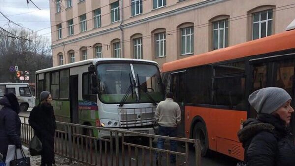 В центре Нижнего Новгорода маршрутка въехала в автобус