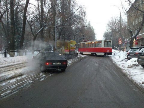 В центре Саратова сошел с рельсов трамвай. Фото