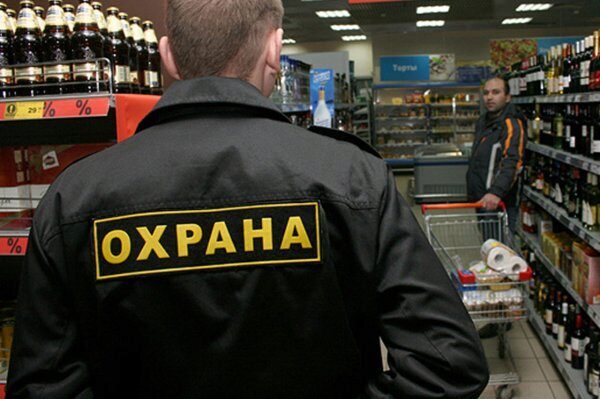 В Екатеринбурге охранник пивного магазина избил и сломал ногу мужчине из-за чипсов по акции
