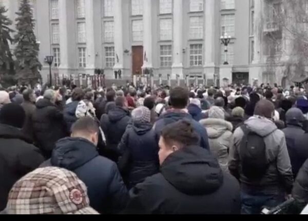 В Киеве нацисты требуют снести православный храм