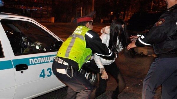 В Кирове на вокзале полиция задержала двух пьяных школьниц