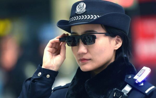 В Китае полицейские в "умных очках" смогли задержать более 30 преступников