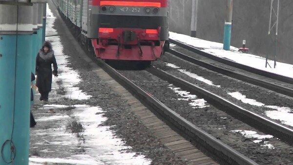 В Краснодаре под колесами поезда погибли двое людей