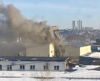 В Ленинском районе Уфы пожар охватил склад с мебелью