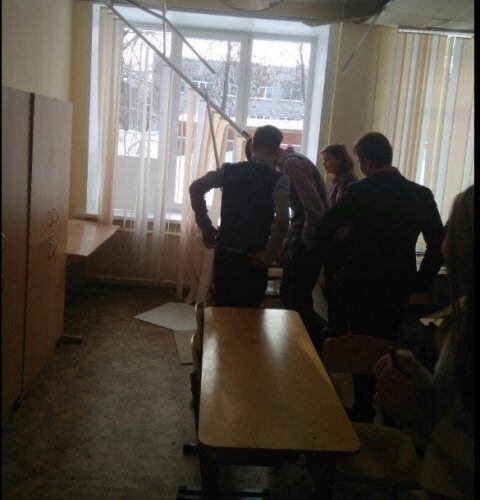 В лицее №41 Ижевска упал потолок