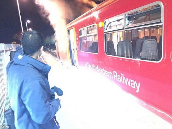 В Лондоне прошла эвакуация сотен пассажиров загоревшегося поезда
