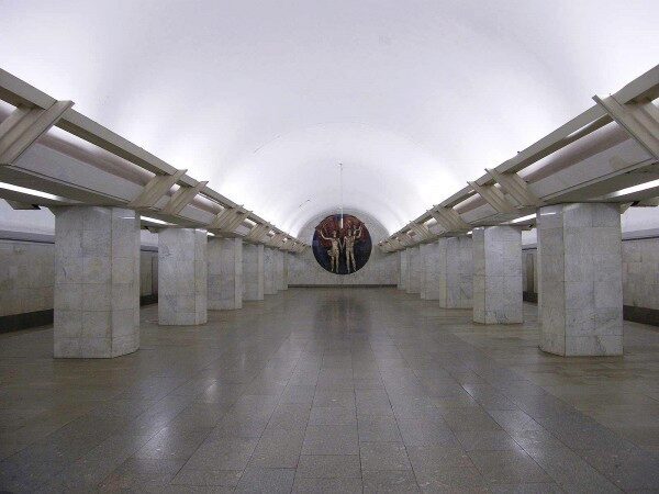 В метро Москвы на "Полянке" женщину насмерть сбил состав