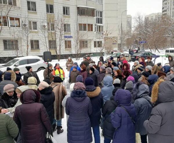 В Москве сход жителей протестовал против расширения улицы Василисы Кожиной