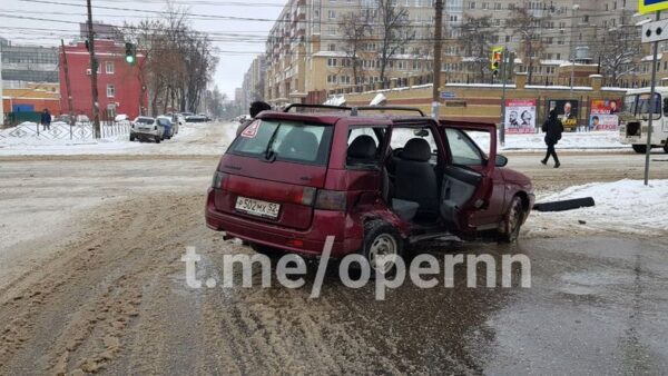 В Нижнем Новгороде пассажирка такси вылетела из автомобиля на проезжую часть