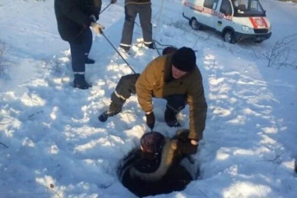 В Новосибирске мальчик скатился с горки и провалился в открытый погреб