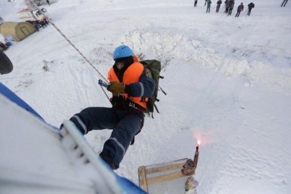 В Новосибирске спасатели не дали выпасть из окна 40-летней женщине