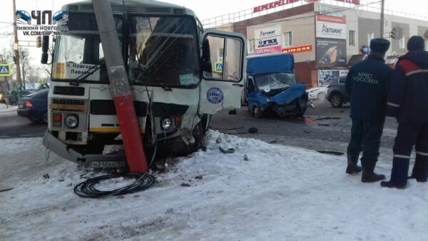 В Павлове пассажирский автобус въехал в дерево: есть пострадавшие