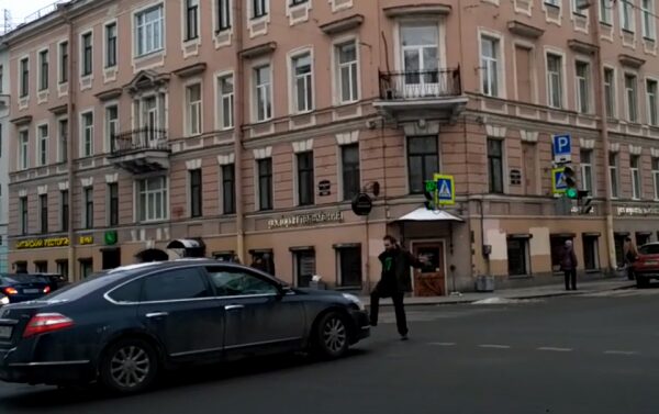 В Петербурге неадекватный мужчина бросался на проезжающие автомобили