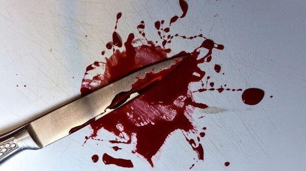 В Петербурге неизвестный полоснул ножом женщине по горлу около метро