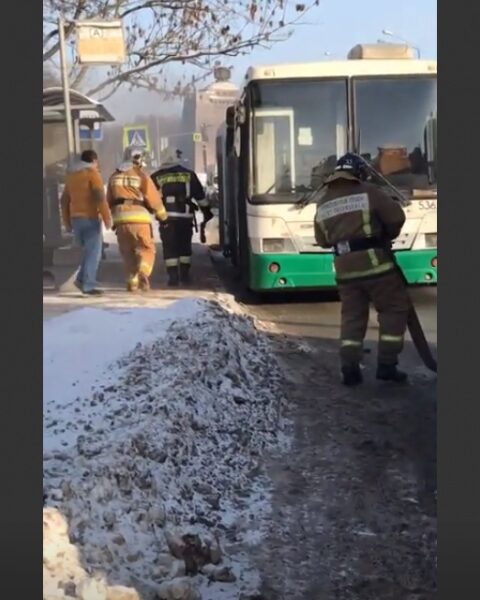 В Петербурге пассажиры и пожарные тушили загоревшийся на ходу автобус