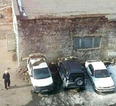 В Приморье крыша обрушилась на припаркованные автомобили
