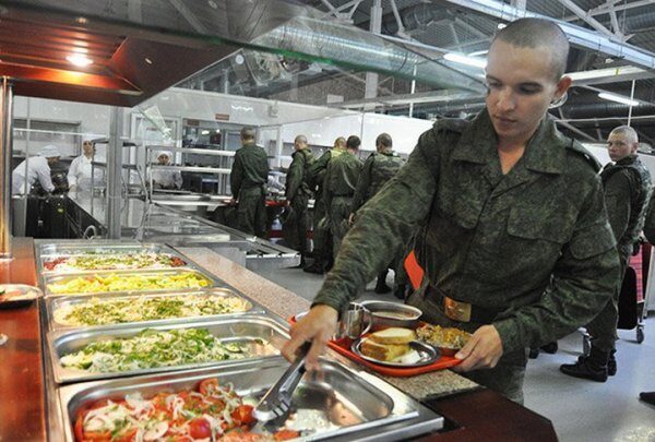 В Пскове военные продавали еду в пивной бар