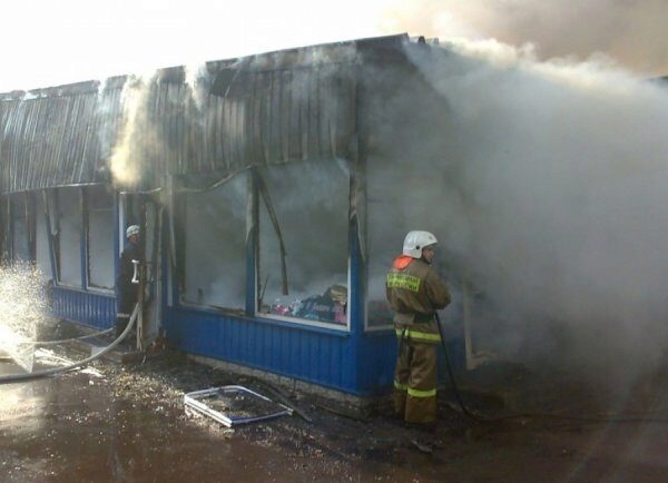 В Ростове сгорел торговый павильон на Комсомольской площади