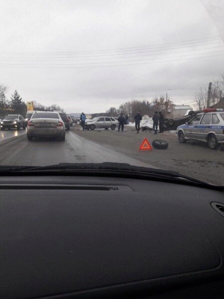 В Самаре в ужасном ДТП перевернулась машина