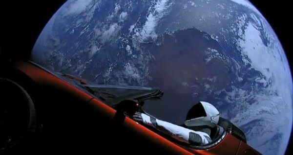 В соцсетях смеются на выброшенным в космос Tesla и его водителем