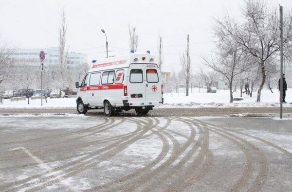 В Волгограде глыба льда убила мужчину возле жилого дома
