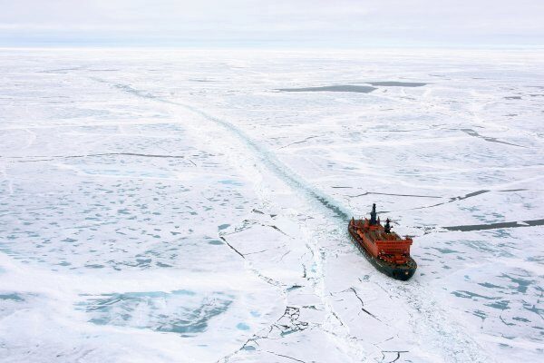 В южной части Охотского моря теплоход со 127 пассажирами застрял во льдах