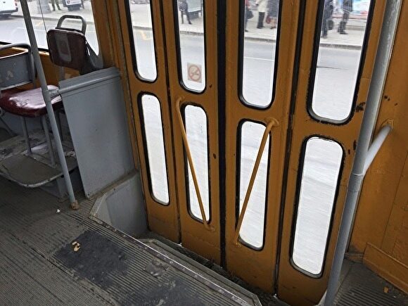 В Екатеринбурге водитель трамвая отобрала у ребенка портфель и уехала