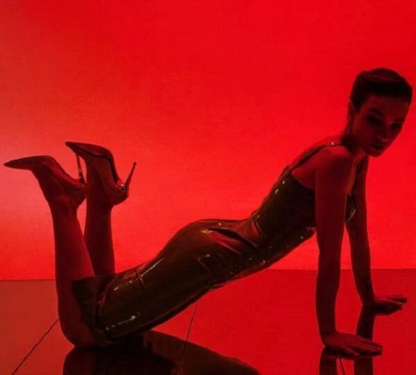 Виктория Дайнеко продемонстрировала стройную фигуру в латексном платье на новом фотоснимке
