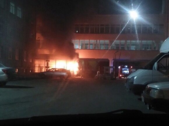 В Кургане автомобиль скорой помощи сгорел возле больницы