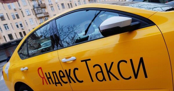 Водитель Яндекс.Такси выкинул девушку из машины