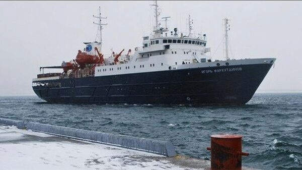 Во льдах Охотского моря застрял теплоход с 127 пассажирами