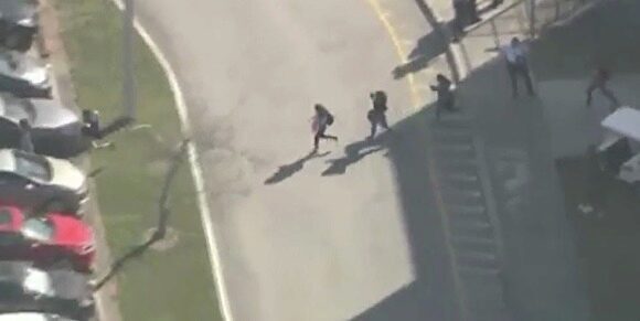 В результате стрельбы в школе Флориды, по данным СМИ, пострадали не менее 20 человек