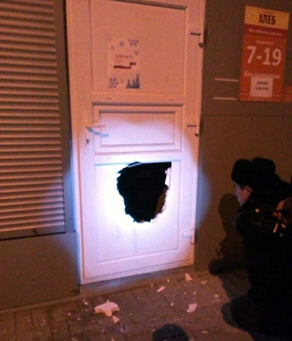 В Серове неизвестные «прогрызли» дверь в хлебном магазине. Полиция возбудила дело