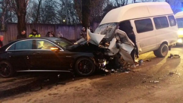 В Ставрополе 9 человек пострадали в итоге столкновения Mercedes и маршрутки