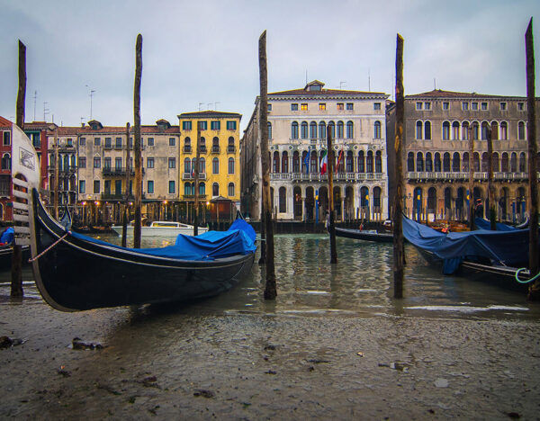 В Венеции пересохли легендарные каналы, покататься на гондолах невозможно
