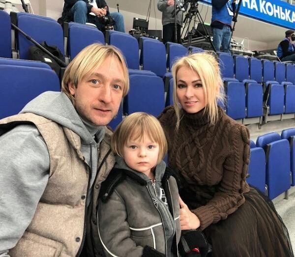 Яна Рудковская поделилась видеороликом, на котором ее сын Александр показал программу, с которой будет выступать на соревнованиях