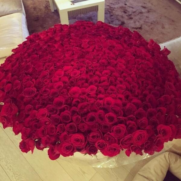Юлия Началова намекнула на новые отношения и показала фанатам букет роз в Instagram