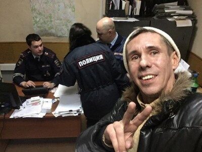Задержанный Алексей Панин стал веселиться и делать селфи с полицией