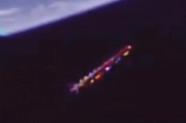 Загадочный объект попал в поле зрения камер МКС