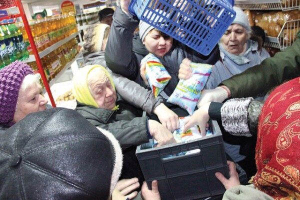 Жители Саратова набросились на корзину с просроченным товаром, едва не угодив в ДТП