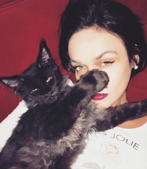 Алена Водонаева наняла своему коту няню
