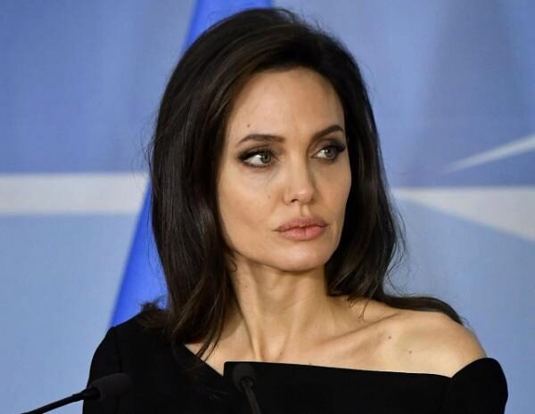 Анджели Джоли проходит лечение от нервного срыва после слухов о воссоединении Брэда Питта и Дженифер Энистон