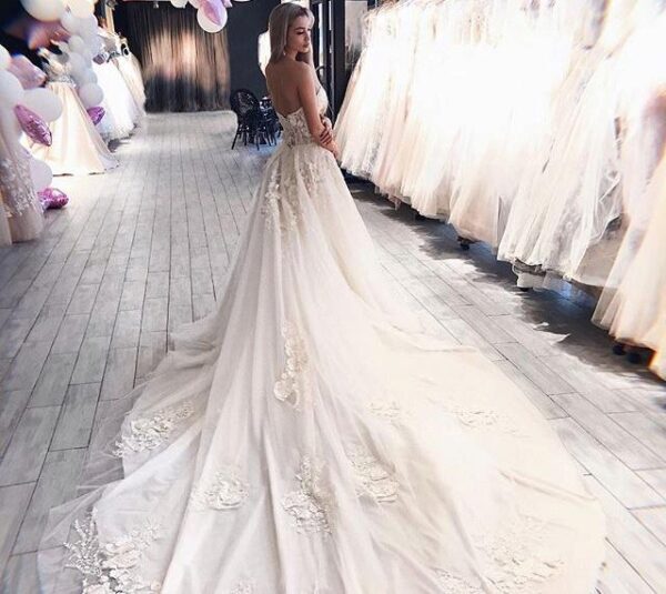 Екатерина Гужвинская примерила свадебное платье