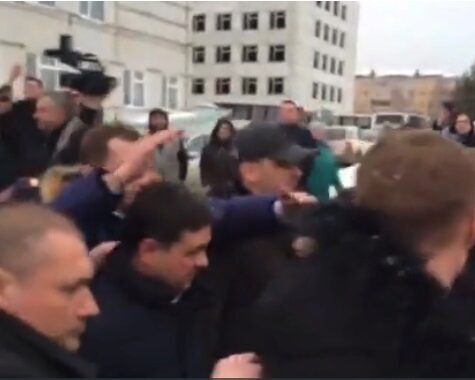 Губернатор Воробьев уехал с митинга в Волоколамске под крики «позор»