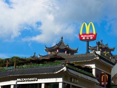 Китайский McDonald’s продает"русский" бургер с колбасой