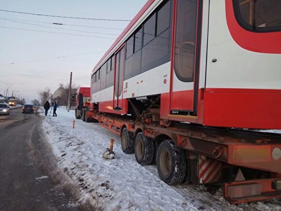 Новый трамвай из Усть-Катава застрял в воротах депо в Волгограде