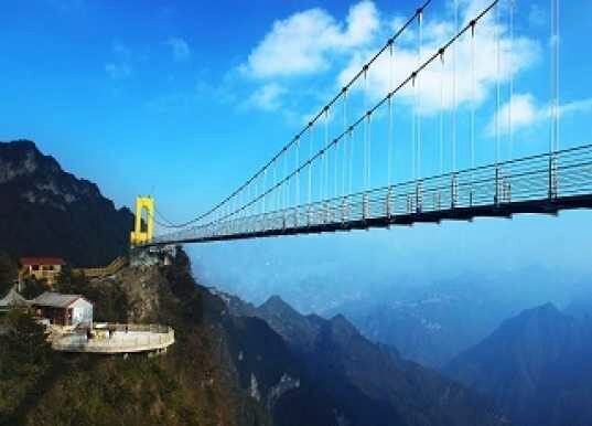 Открыт самый высокий стеклянный мост в мире: 200 метров страха