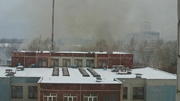 «Половина района в дыму». В Екатеринбурге на ВИЗе — горит дом: есть пострадавший