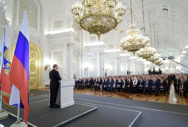 Президент России Владимир Путин начал оглашать послание Федеральному Собранию